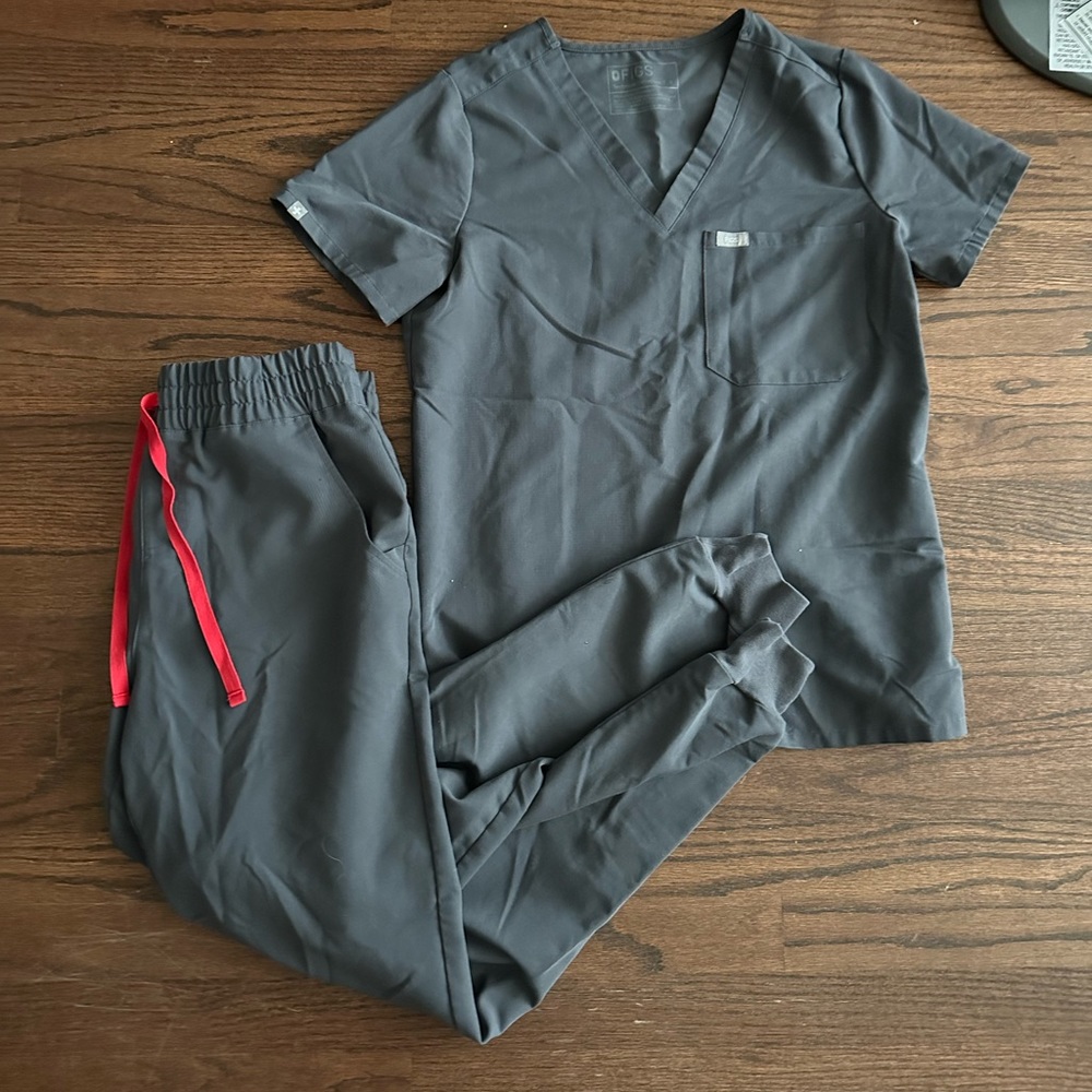 Charcoal grey figs scrubs set - great condition